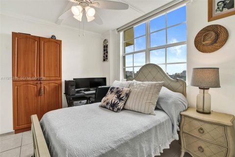 House in Miami, Florida 2 bedrooms, 85.47 sq.m. № 2042757 - photo 25