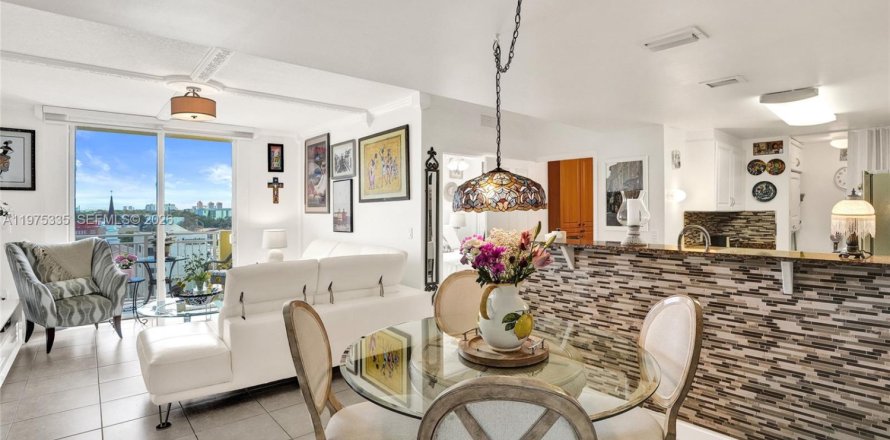 House in Miami, Florida 2 bedrooms, 85.47 sq.m. № 2042757