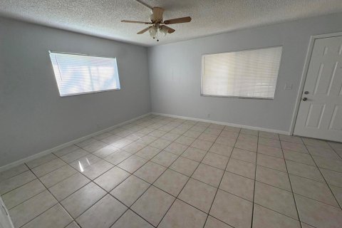 Copropriété à louer à Lauderhill, Floride: 1 chambre, 55.74 m2 № 2435955 - photo 2