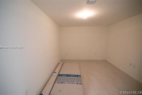 Condo in Miami, Florida, 1 bedroom  № 2036833 - photo 2