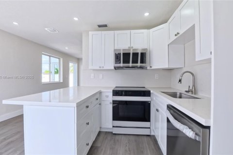 Casa en venta en Hialeah, Florida, 3 dormitorios, 142.6 m2 № 1951459 - foto 6