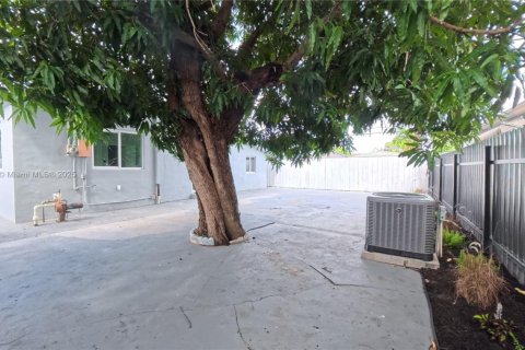 Casa en venta en Hialeah, Florida, 3 dormitorios, 142.6 m2 № 1951459 - foto 25