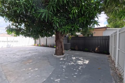 Casa en venta en Hialeah, Florida, 3 dormitorios, 142.6 m2 № 1951459 - foto 24