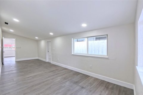 Casa en venta en Hialeah, Florida, 3 dormitorios, 142.6 m2 № 1951459 - foto 11