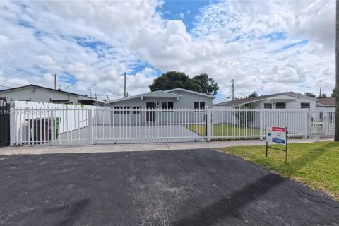 Casa en venta en Hialeah, Florida, 3 dormitorios, 142.6 m2 № 1951459 - foto 1