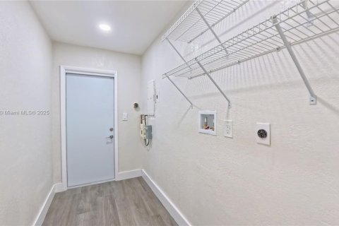 Casa en venta en Hialeah, Florida, 3 dormitorios, 142.6 m2 № 1951459 - foto 12