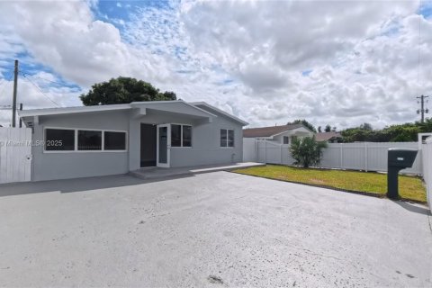 Casa en venta en Hialeah, Florida, 3 dormitorios, 142.6 m2 № 1951459 - foto 2
