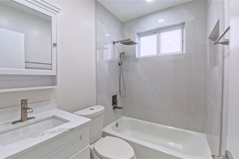 Casa en venta en Hialeah, Florida, 3 dormitorios, 142.6 m2 № 1951459 - foto 13