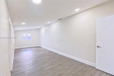 Casa en venta en Hialeah, Florida, 3 dormitorios, 142.6 m2 № 1951459 - foto 10