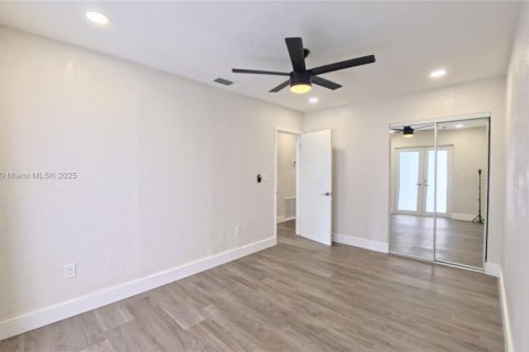 Casa en venta en Hialeah, Florida, 3 dormitorios, 142.6 m2 № 1951459 - foto 17