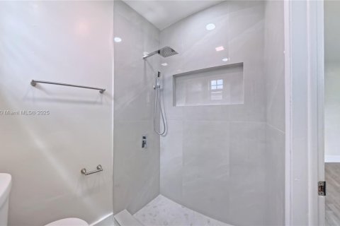 Casa en venta en Hialeah, Florida, 3 dormitorios, 142.6 m2 № 1951459 - foto 21