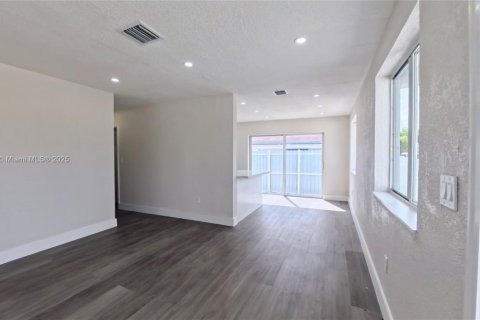 Casa en venta en Hialeah, Florida, 3 dormitorios, 142.6 m2 № 1951459 - foto 4
