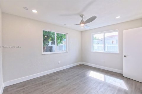 Casa en venta en Hialeah, Florida, 3 dormitorios, 142.6 m2 № 1951459 - foto 18