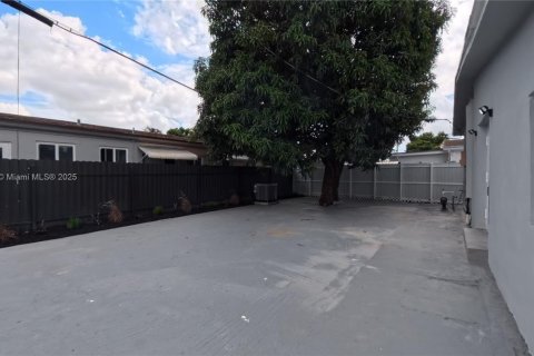 Casa en venta en Hialeah, Florida, 3 dormitorios, 142.6 m2 № 1951459 - foto 23