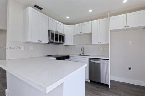 Casa en venta en Hialeah, Florida, 3 dormitorios, 142.6 m2 № 1951459 - foto 7