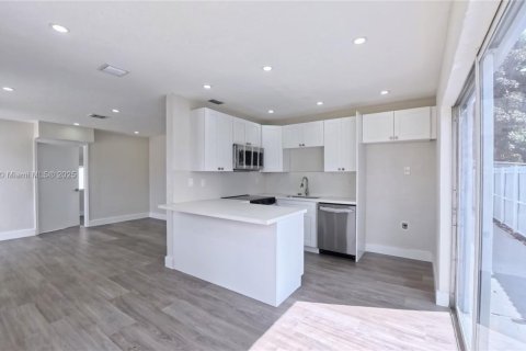 Casa en venta en Hialeah, Florida, 3 dormitorios, 142.6 m2 № 1951459 - foto 5