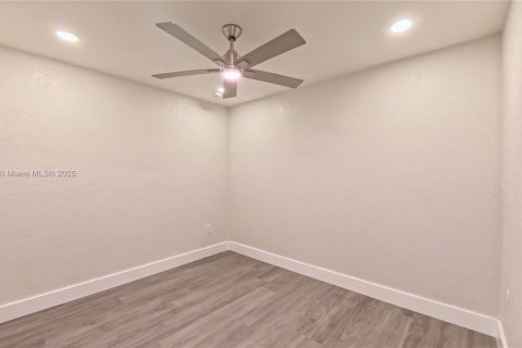 Casa en venta en Hialeah, Florida, 3 dormitorios, 142.6 m2 № 1951459 - foto 14