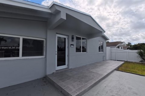 Casa en venta en Hialeah, Florida, 3 dormitorios, 142.6 m2 № 1951459 - foto 3