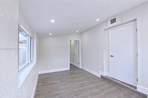 Casa en venta en Hialeah, Florida, 3 dormitorios, 142.6 m2 № 1951459 - foto 8
