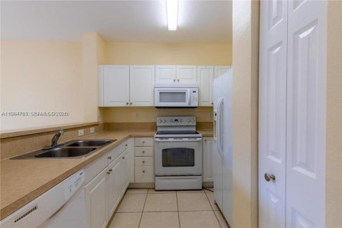 Снять в аренду кондоминиум в Хомстед, Флорида 3 спальни, 98.66м2, № 2050832 - фото 3