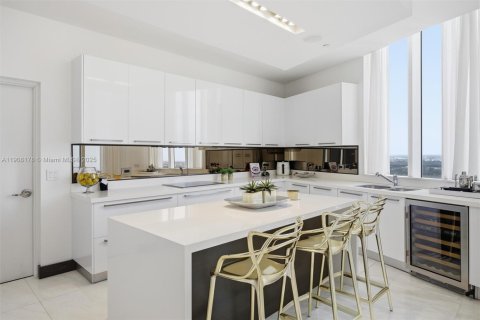 Купить кондоминиум в Санни-Айлс-Бич, Флорида 3 спальни, 216.18м2, № 1969356 - фото 15