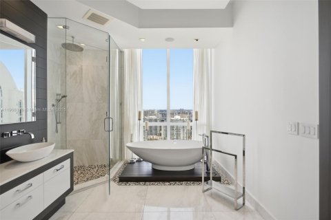 Купить кондоминиум в Санни-Айлс-Бич, Флорида 3 спальни, 216.18м2, № 1969356 - фото 25