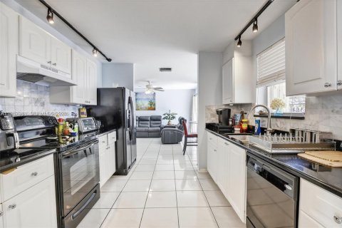 House in Pembroke Pines, Florida 4 bedrooms, 196.67 sq.m. № 2022237 - photo 10