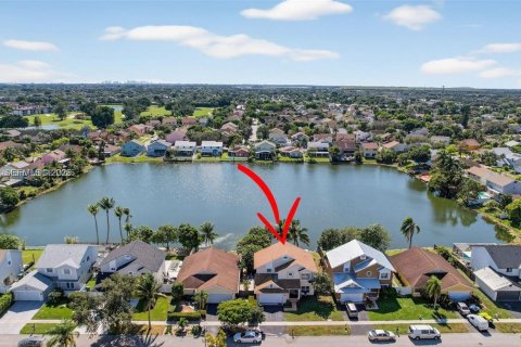 House in Pembroke Pines, Florida 4 bedrooms, 196.67 sq.m. № 2022237