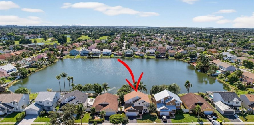 House in Pembroke Pines, Florida 4 bedrooms, 196.67 sq.m. № 2022237