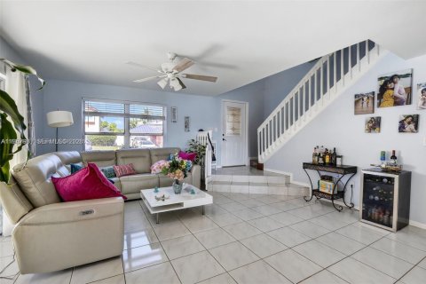 House in Pembroke Pines, Florida 4 bedrooms, 196.67 sq.m. № 2022237 - photo 4