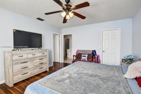 House in Pembroke Pines, Florida 4 bedrooms, 196.67 sq.m. № 2022237 - photo 25