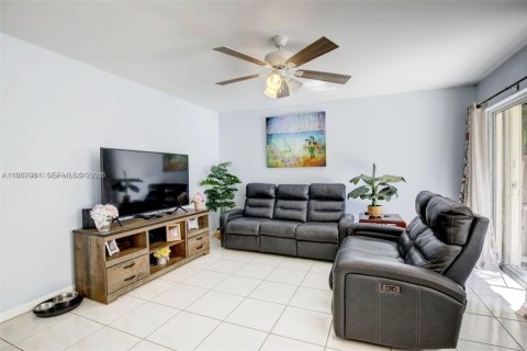 House in Pembroke Pines, Florida 4 bedrooms, 196.67 sq.m. № 2022237 - photo 13