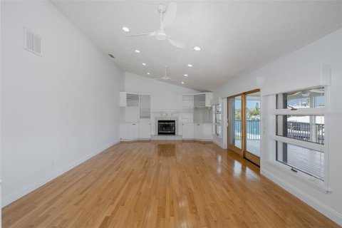 House in New Port Richey, Florida 5 bedrooms, 417.04 sq.m. № 1785581 - photo 16