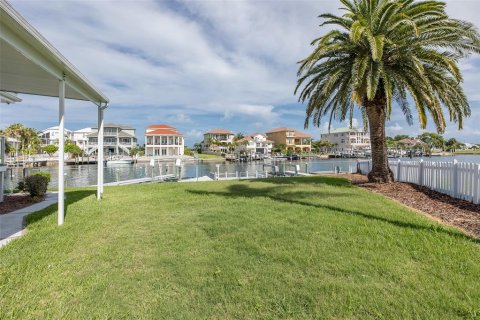 House in New Port Richey, Florida 5 bedrooms, 417.04 sq.m. № 1785581 - photo 8
