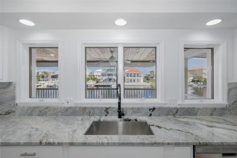 House in New Port Richey, Florida 5 bedrooms, 417.04 sq.m. № 1785581 - photo 21