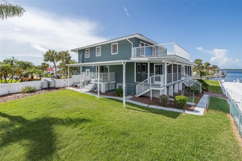 House in New Port Richey, Florida 5 bedrooms, 417.04 sq.m. № 1785581 - photo 9