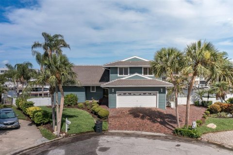 House in New Port Richey, Florida 5 bedrooms, 417.04 sq.m. № 1785581 - photo 1