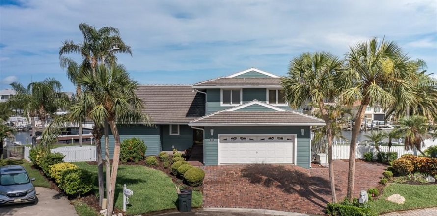 House in New Port Richey, Florida 5 bedrooms, 417.04 sq.m. № 1785581