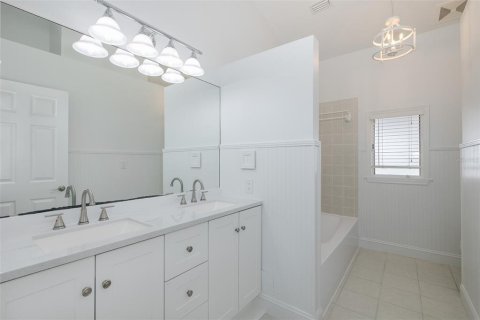 House in New Port Richey, Florida 5 bedrooms, 417.04 sq.m. № 1785581 - photo 27