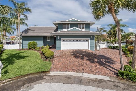 House in New Port Richey, Florida 5 bedrooms, 417.04 sq.m. № 1785581 - photo 2