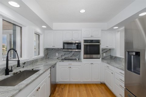 House in New Port Richey, Florida 5 bedrooms, 417.04 sq.m. № 1785581 - photo 22