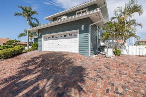 House in New Port Richey, Florida 5 bedrooms, 417.04 sq.m. № 1785581 - photo 4
