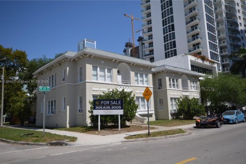 Commercial property in Miami, Florida № 1868135 - photo 1