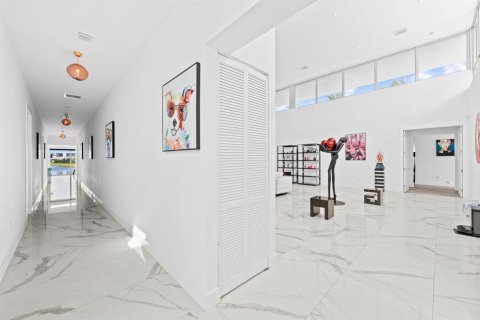 House in Weston, Florida 5 bedrooms, 430.88 sq.m. № 2246589 - photo 6