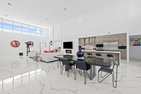 House in Weston, Florida 5 bedrooms, 430.88 sq.m. № 2246589 - photo 10