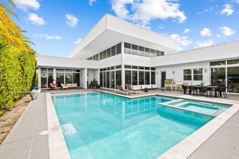 House in Weston, Florida 5 bedrooms, 430.88 sq.m. № 2246589