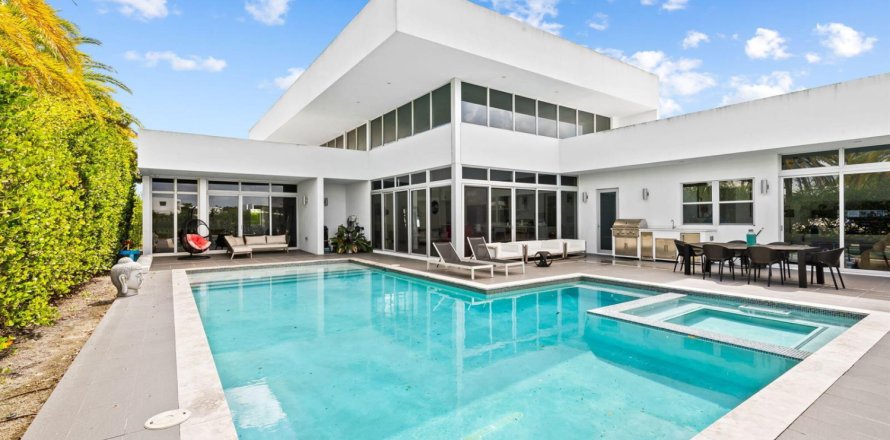House in Weston, Florida 5 bedrooms, 430.88 sq.m. № 2246589