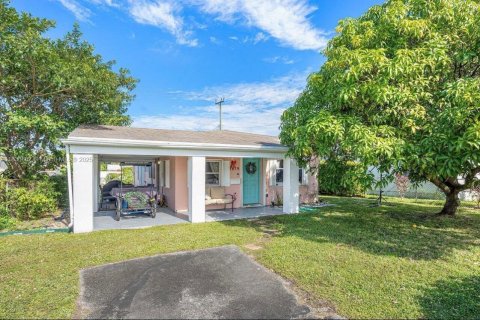 House in North Miami Beach, Florida 3 bedrooms, 143.07 sq.m. № 1820419 - photo 1
