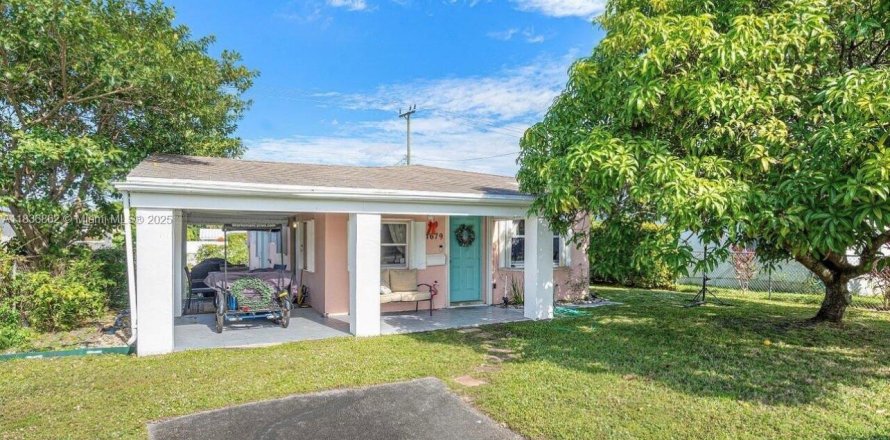 House in North Miami Beach, Florida 3 bedrooms, 143.07 sq.m. № 1820419