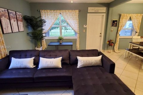 House in North Miami Beach, Florida 3 bedrooms, 143.07 sq.m. № 1820419 - photo 3